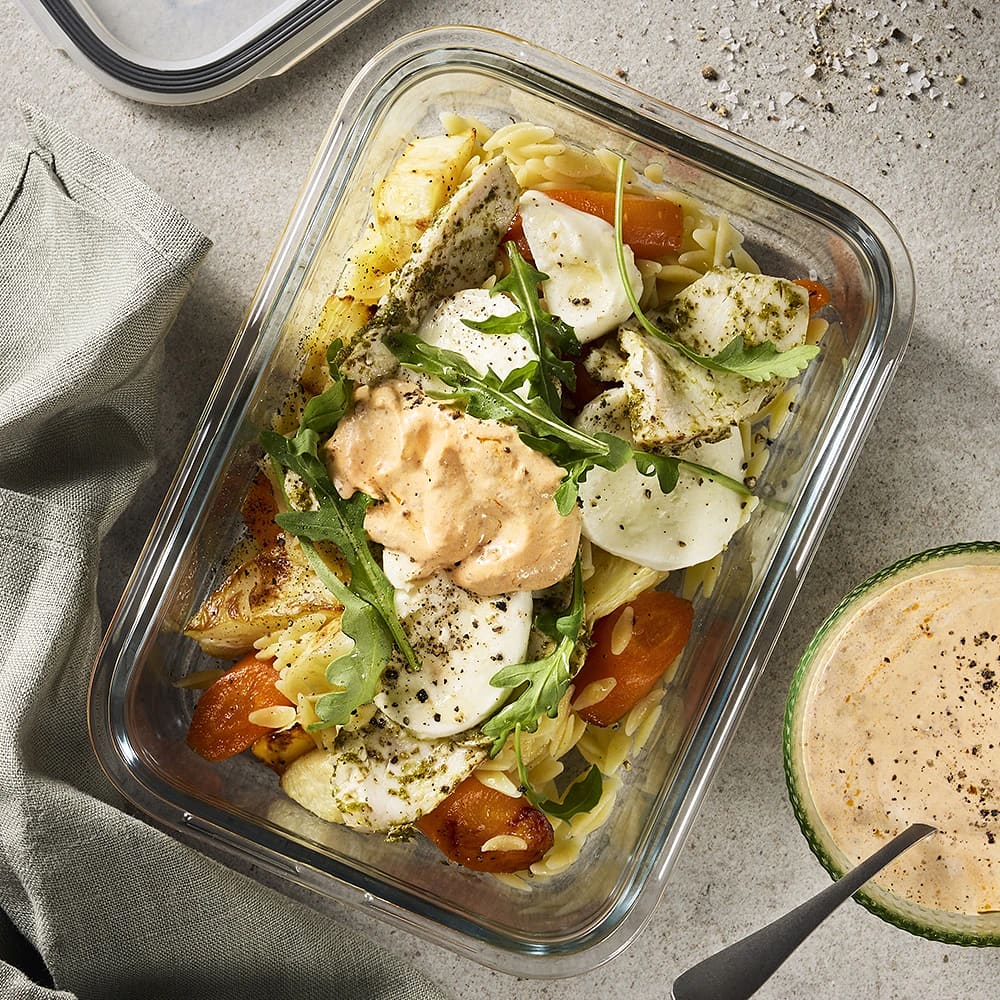 Bowl med orzo, rotfrukter, pestokyckling och soltorkad tomatdressing