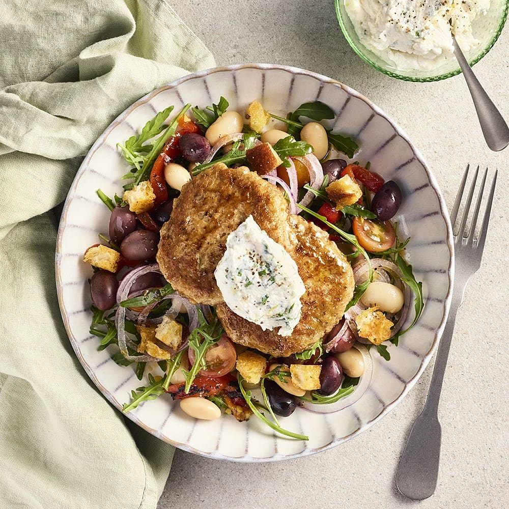 Kycklingfärsbiffar med bondsallad och basilikaricotta