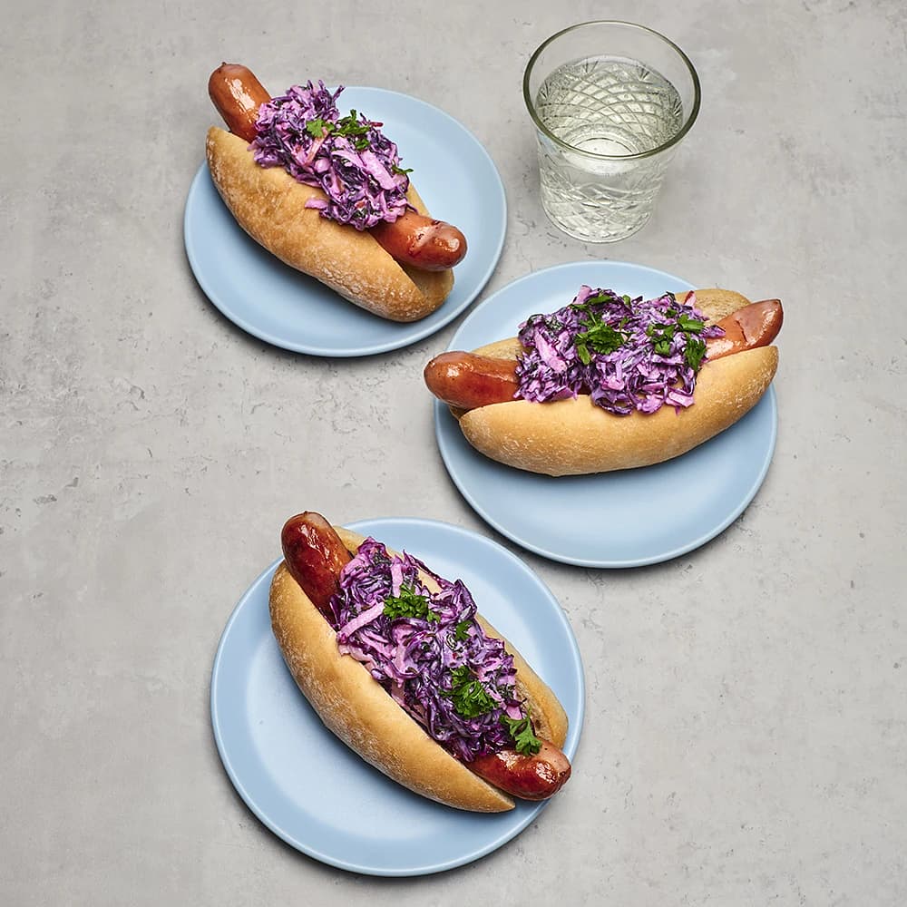 Korv med bröd och slaw på kummin, rödkål och äpple