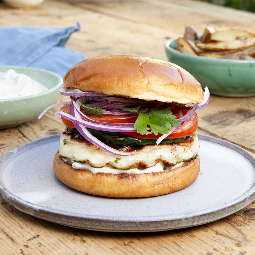 Grilloumiburgare med zucchini och örtsallad