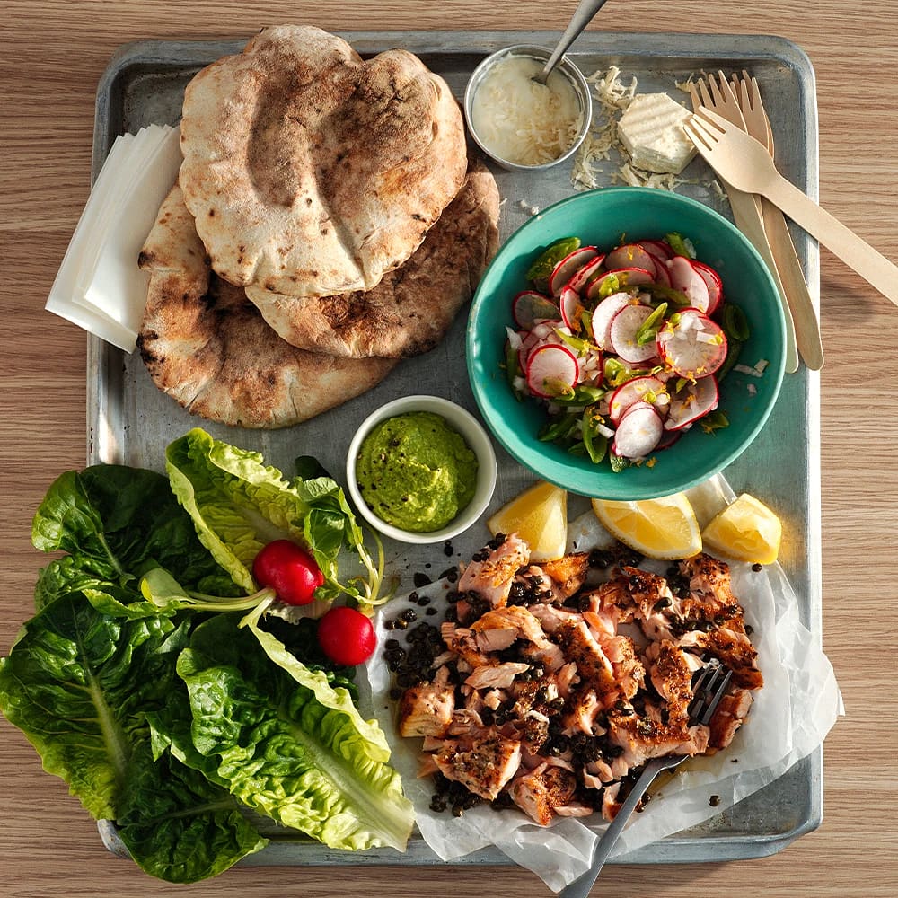 Pita med stekt lax, dill- och ärtkräm och pepparrotsdressing