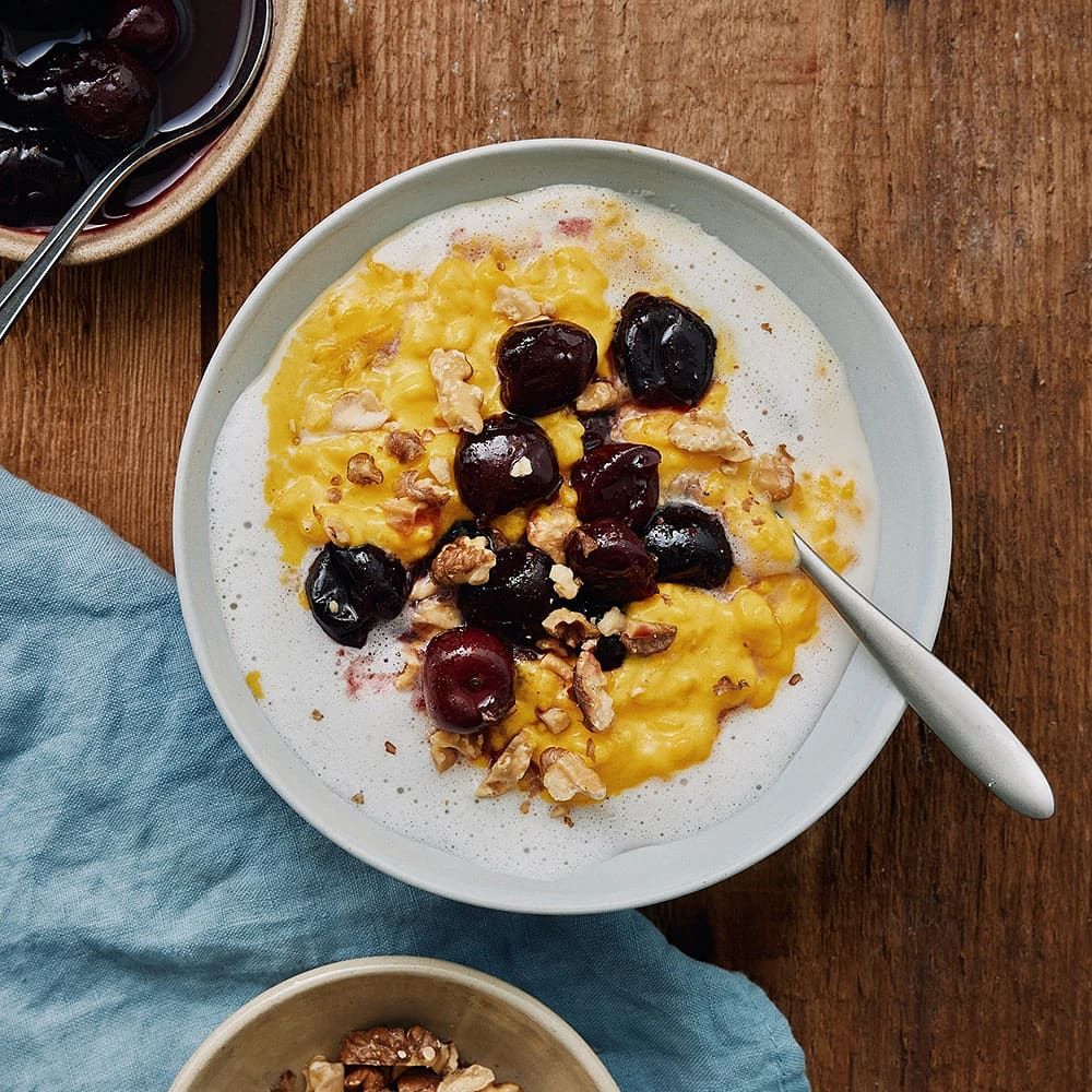 Risgrynsgröt med saffran och varma körsbär