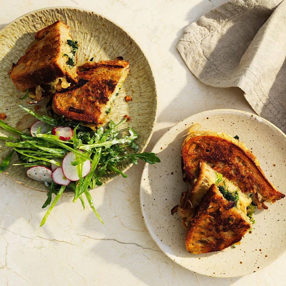 Grilled cheese med nässlor och primörsallad