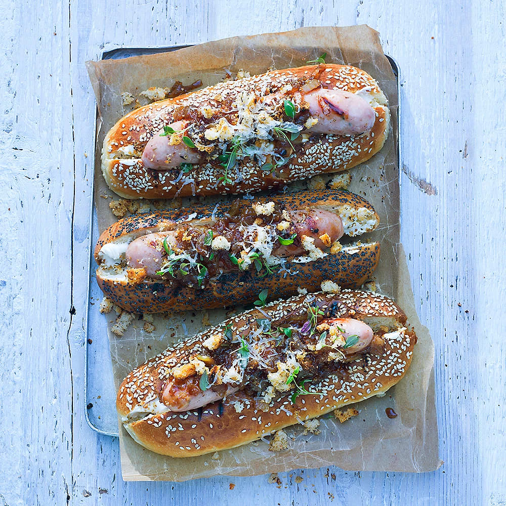 Korv med bröd och löktopping