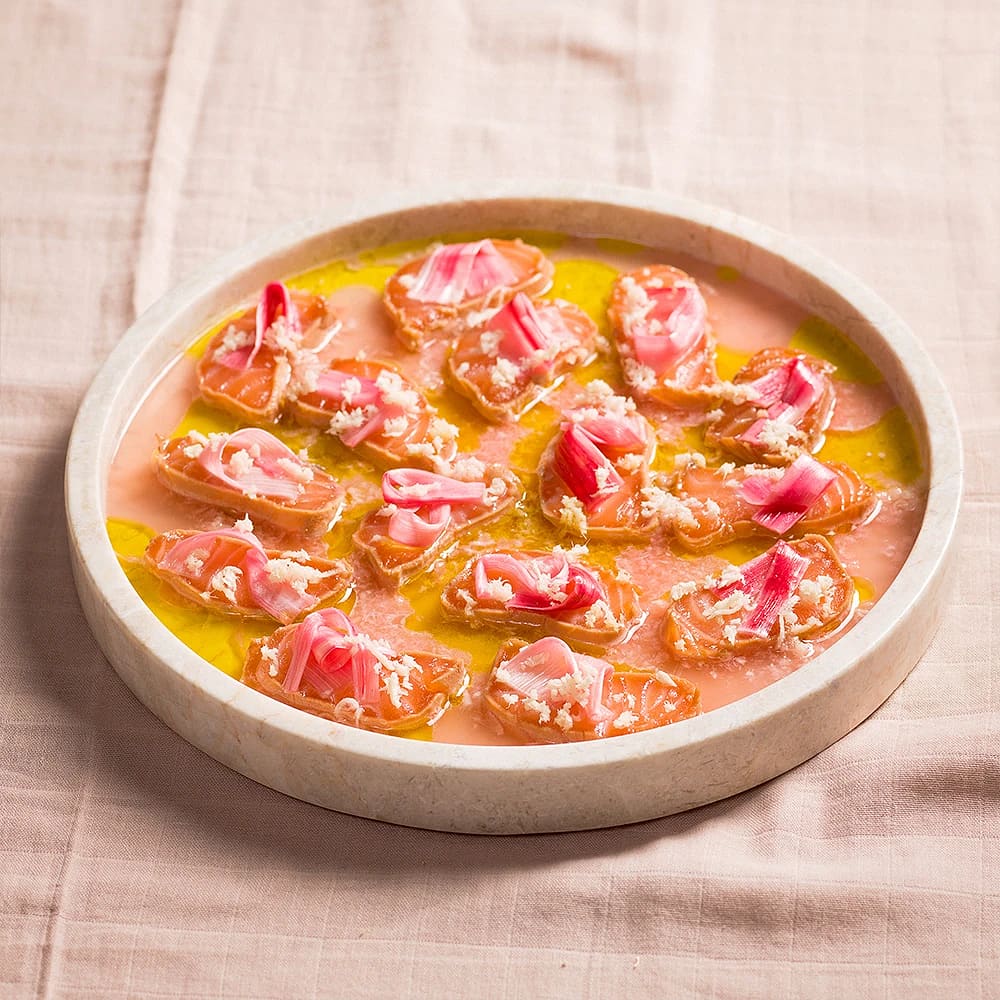 Laxsashimi med rabarber och pepparrot