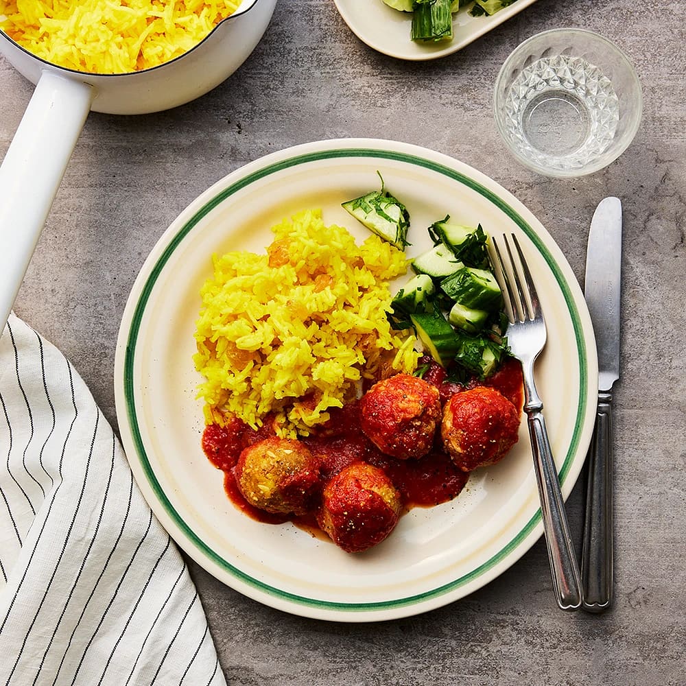 Kikärts- och cashewbullar med kryddig tomatsås