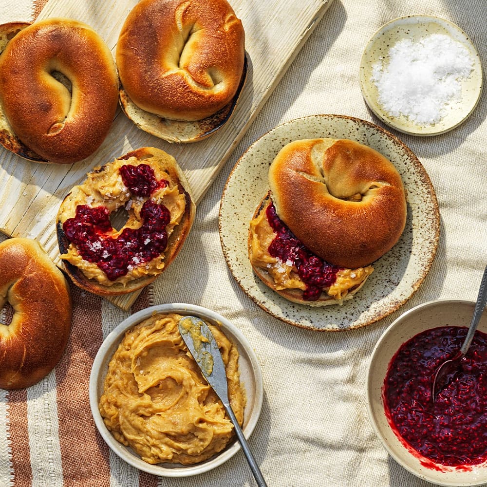 Bagel med vispat jordnötssmör och hallonsylt