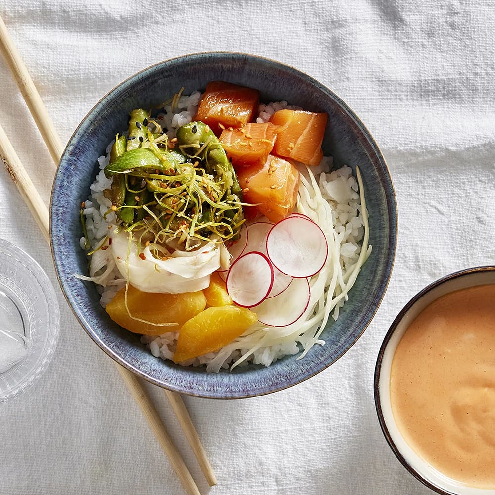 Sommarens poké bowl med sparris, marinerad lax och chili & citrusmajonnäs