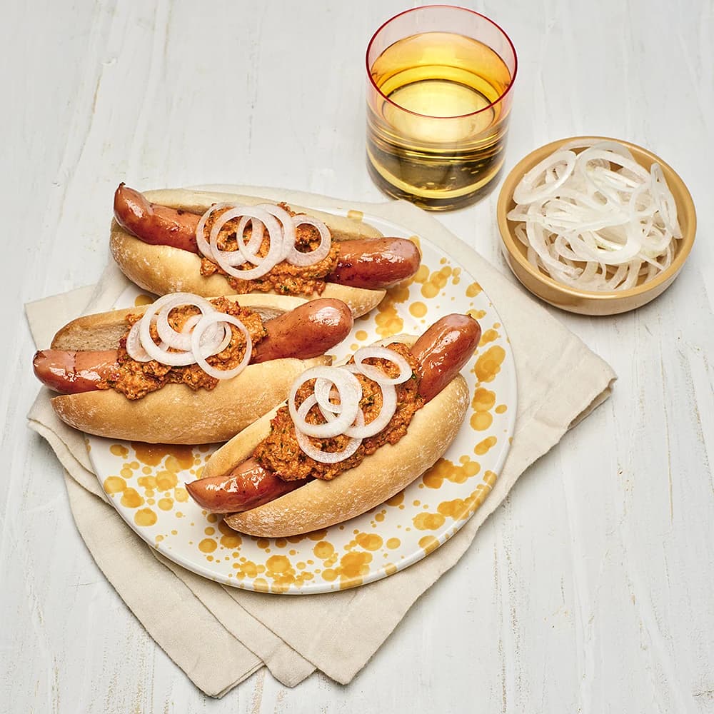 Korv med bröd och paprikaröra med valnötter och silverlöksringar