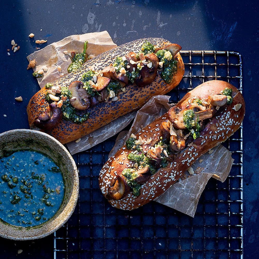 Grillad svamp med dillpesto i korvbröd