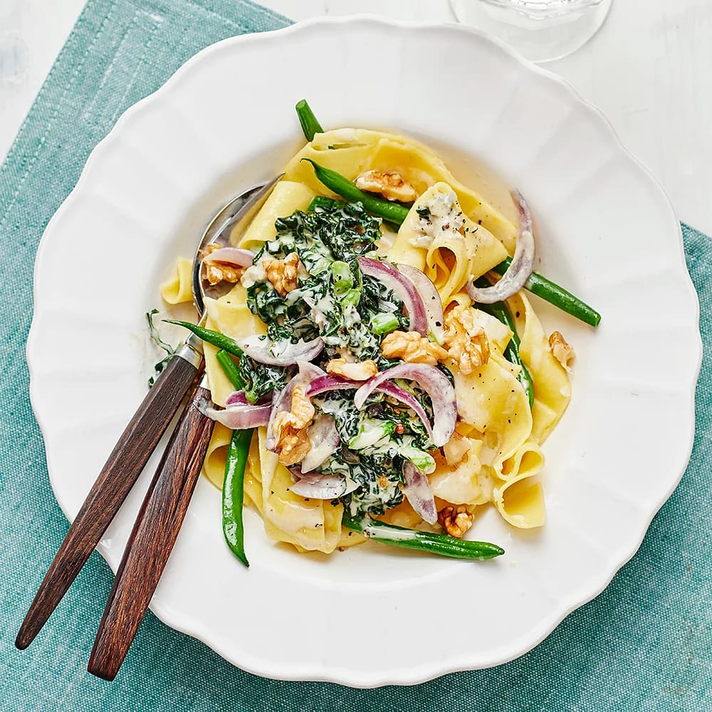 Krämig svartkålspasta med gorgonzola och valnötter