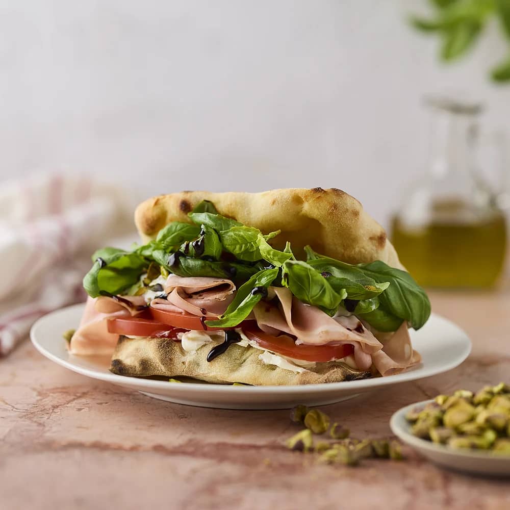 Italiensk pinsamacka med mortadella, stracciatella och pistage