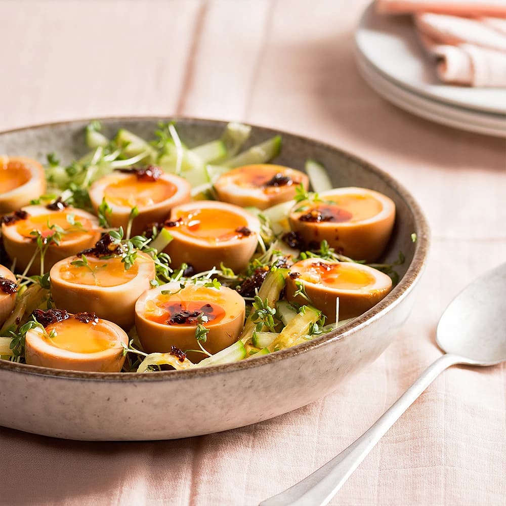 Gurka med krispig chiliolja och sojamarinerade ägg