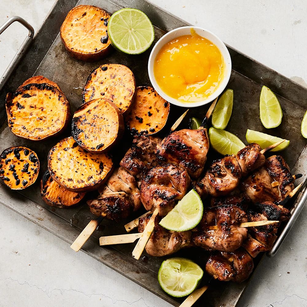 Kycklingspett med het mangosalsa