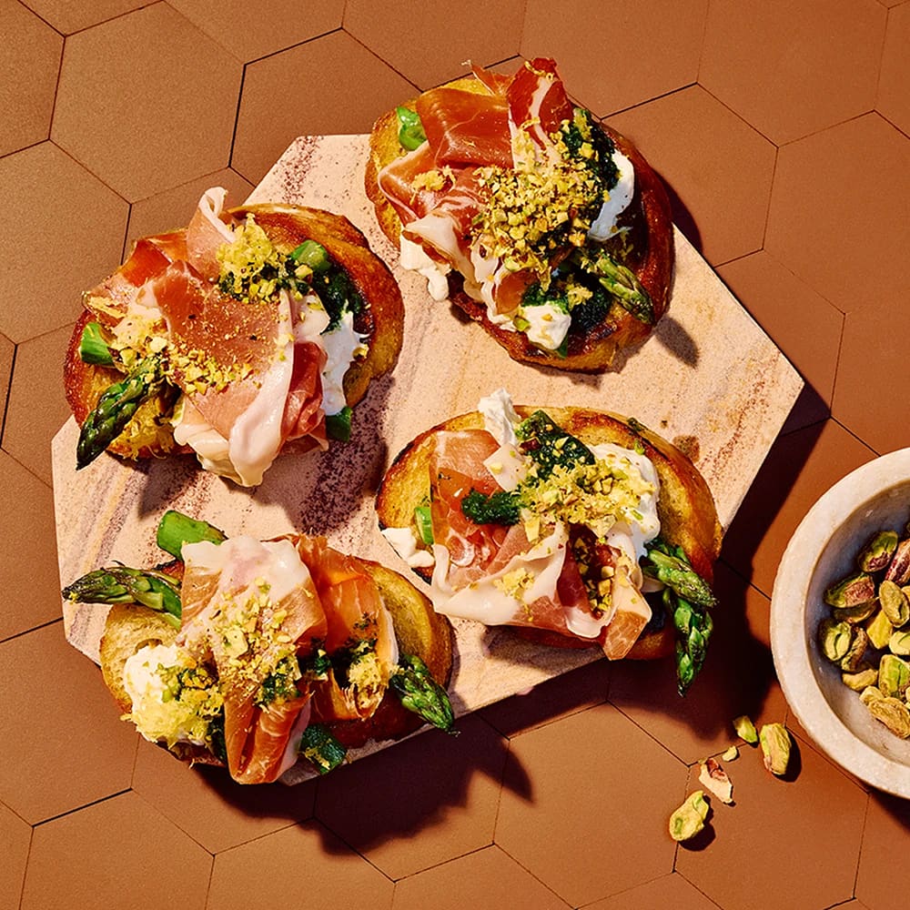 Snittar med parmaskinka, burrata och sparris
