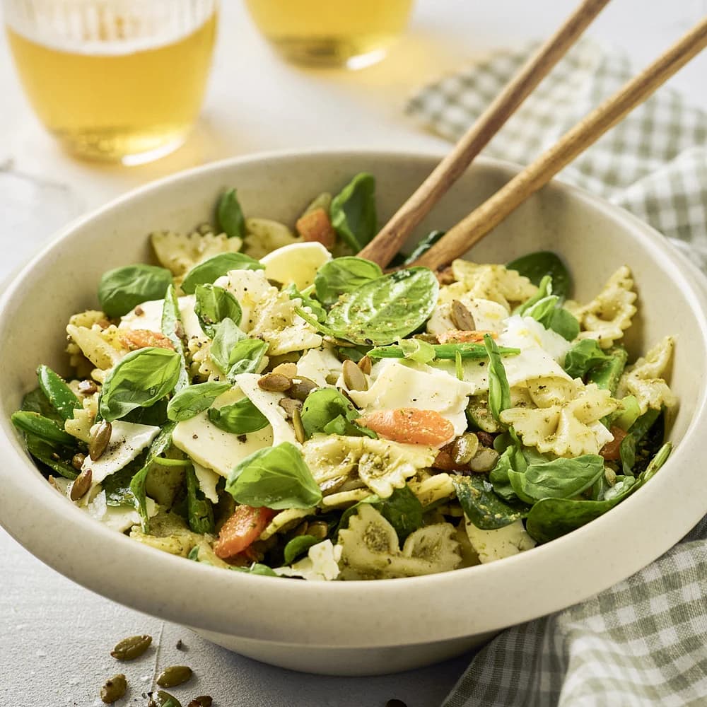 Pastasallad med grönsaker, grillost och pesto