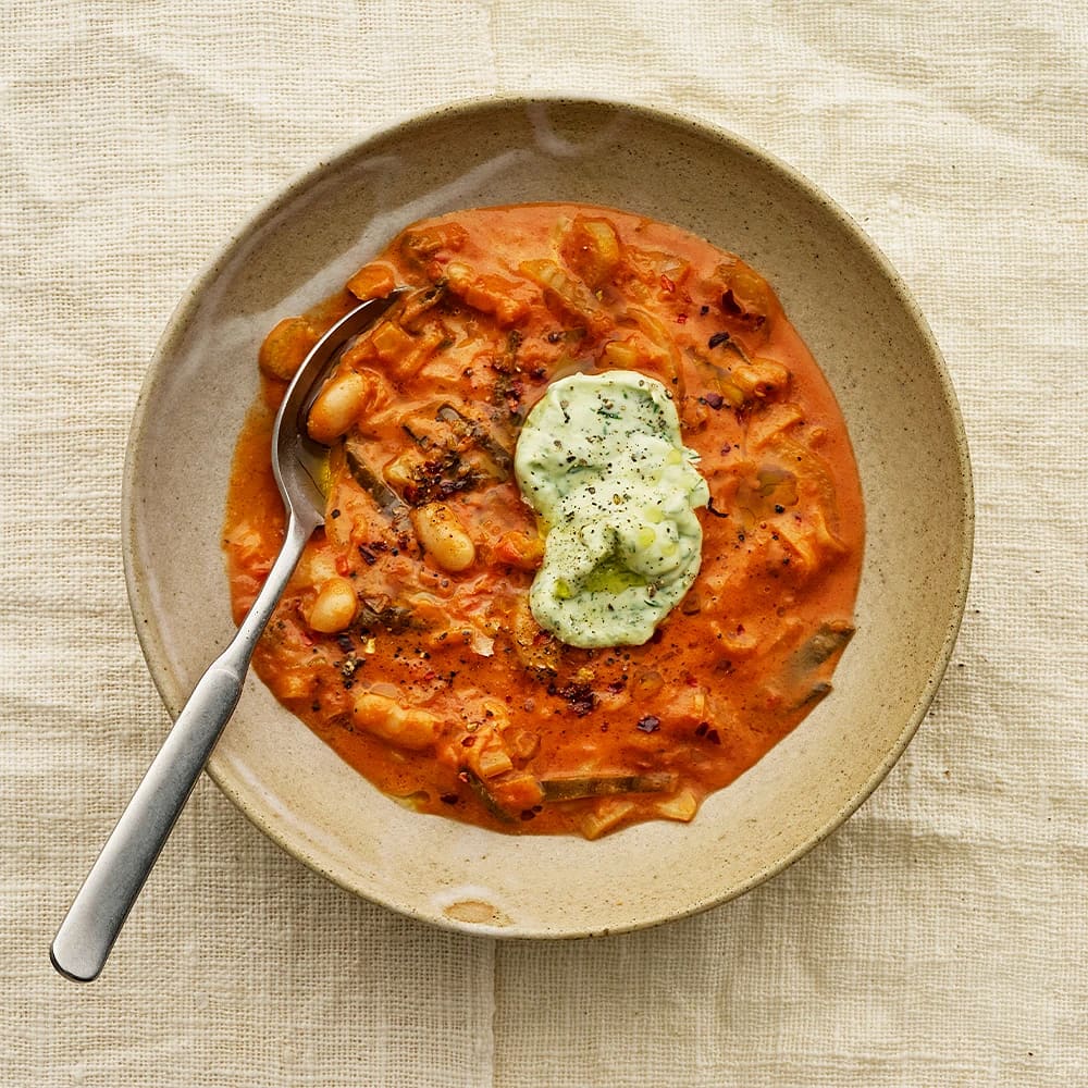 Tomatsoppa med bönor, fänkål och dillmajonnäs