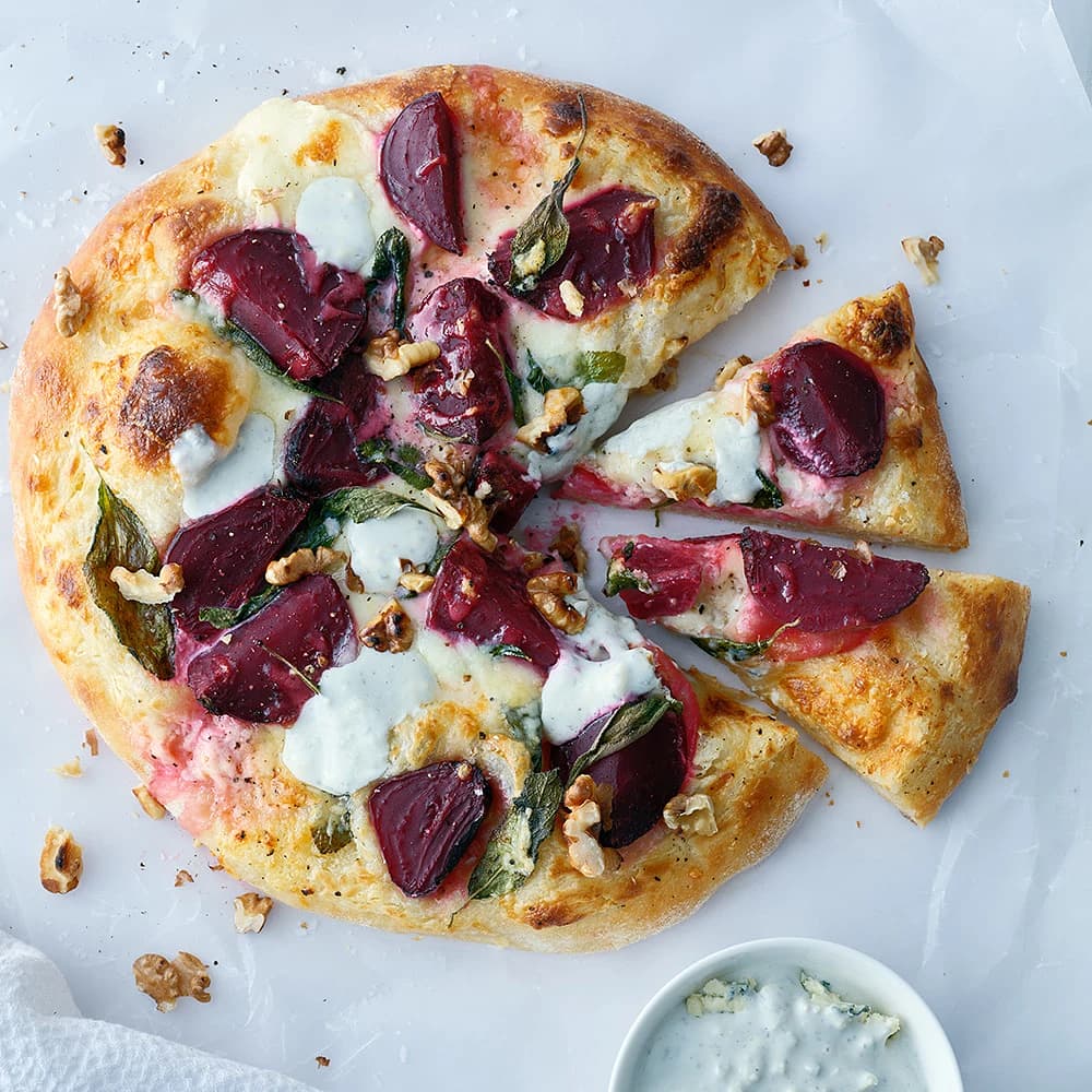 Pizza med rödbetor och ädelostdressing