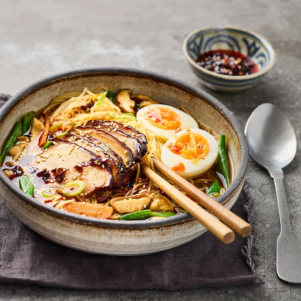 Shoyu ramen med fläsksida, shiitakesvamp och krispig chiliolja