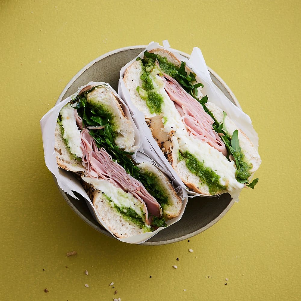 Mortadella, mozzarella och pestofylld bagel