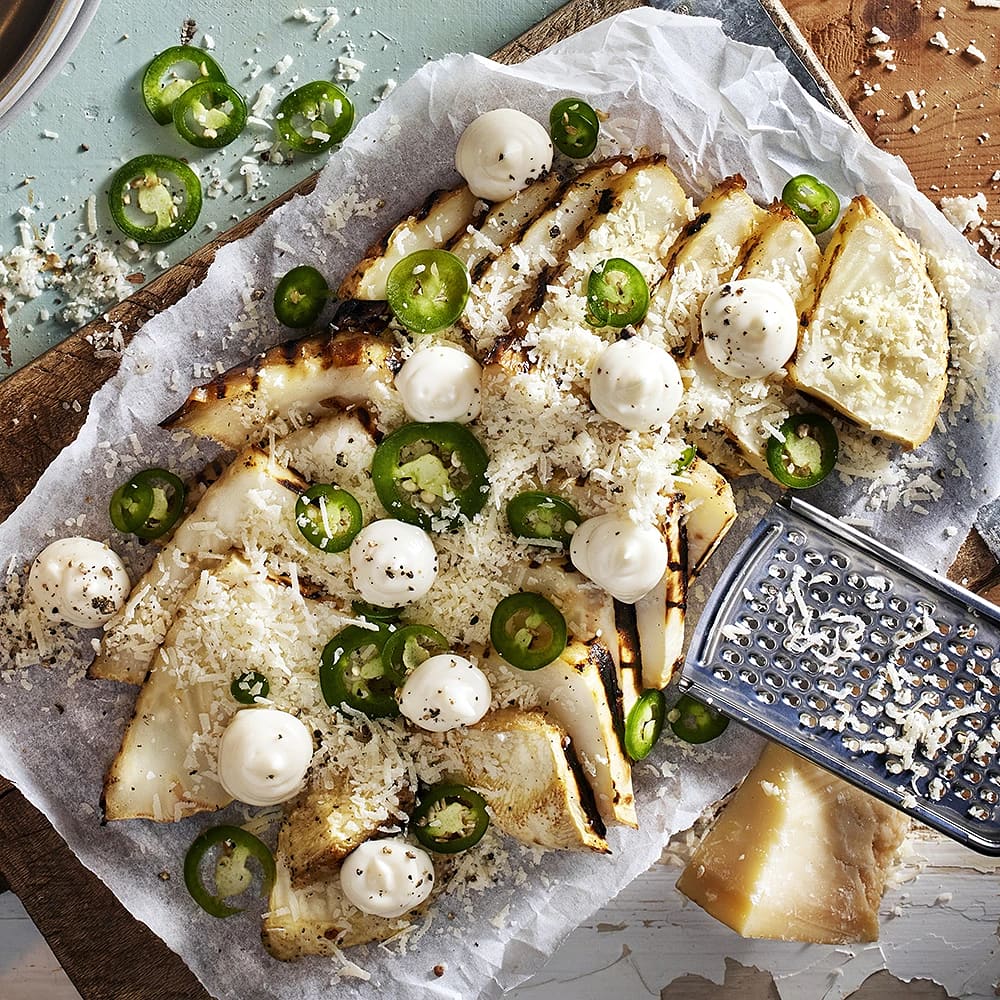 Grillad rotselleri med majonnäs, jalapeño och parmesan