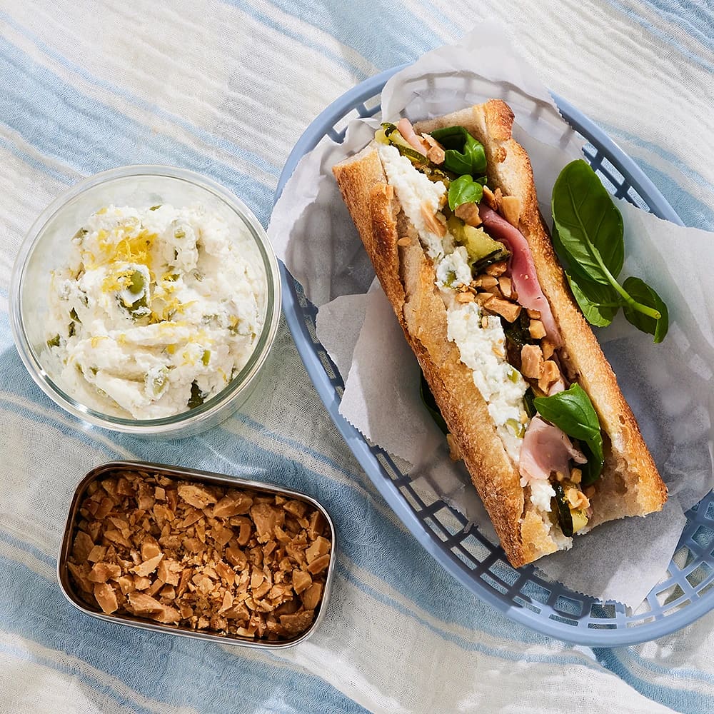 Oliv- och ricottaröra i baguette med skinka och mandlar