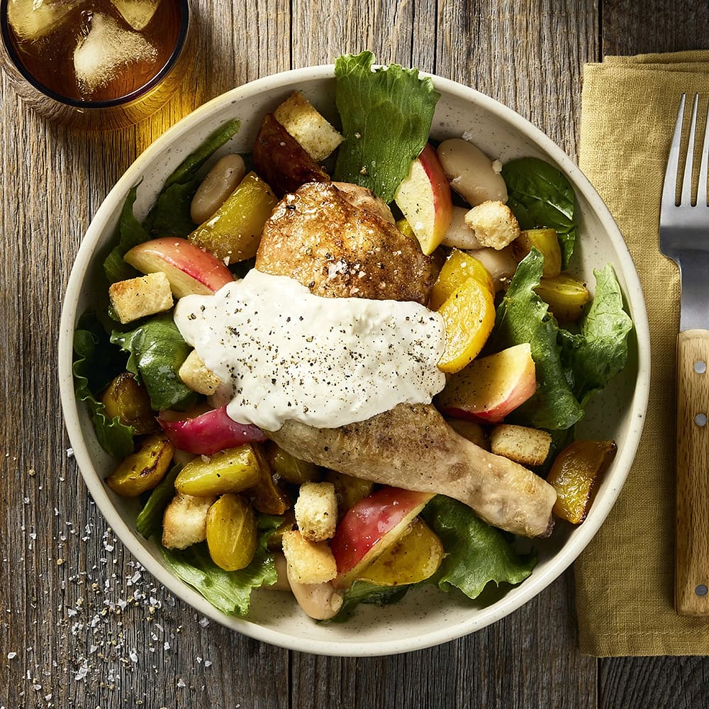 Ljummen sallad med gulbetor, bakat äpple och pepparrotsdressing