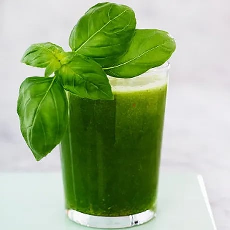 Färskpressad grön juice med basilikablad