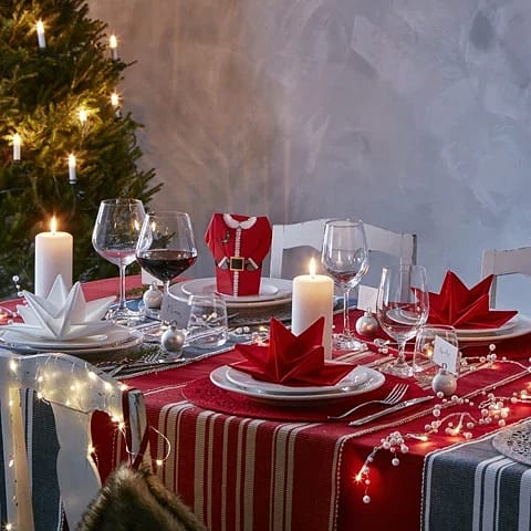 En bord dukat till julmiddag