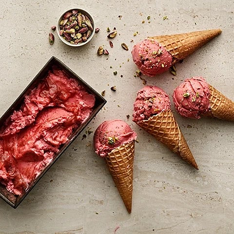 frozen-yoghurt-med-jordgubbar-rabarber-och-pistagenotter-728246-480x480