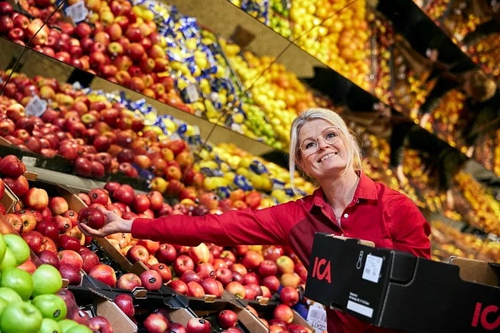 ica maxi kungälv fruktavdelning personal i röd skjorta plockar frukt